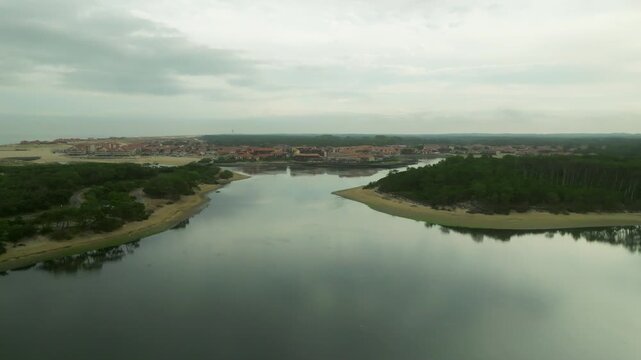 Vieux Boucau a vista de dron con el lago marino de Port D'Albret