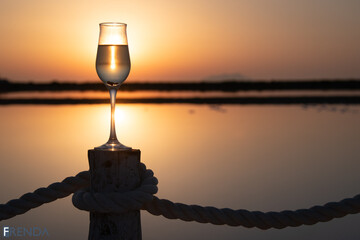 Tramonto Con Bicchiere di Vino Ghiacciato .  Sullo sfondo, l'isola di Favignana. 