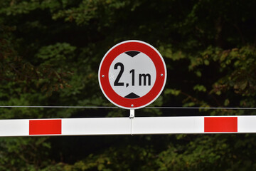 Verbotsschild für Fahrzeuge über angegebene tatsächliche Höhe