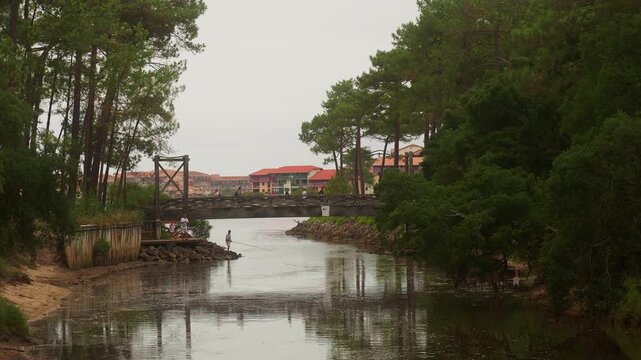 Puente de madera sobre el rio en Vieux Boucau