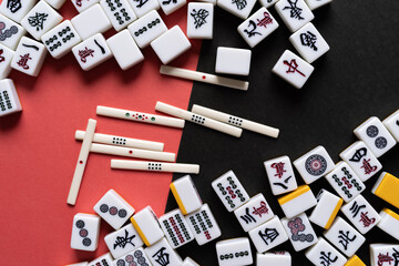 Fototapeta na wymiar 赤と黒の背景にマージャン牌
