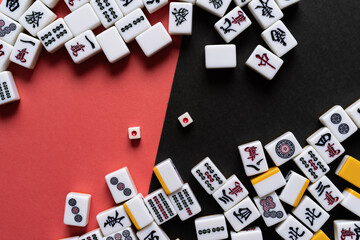 赤と黒の背景にマージャン牌