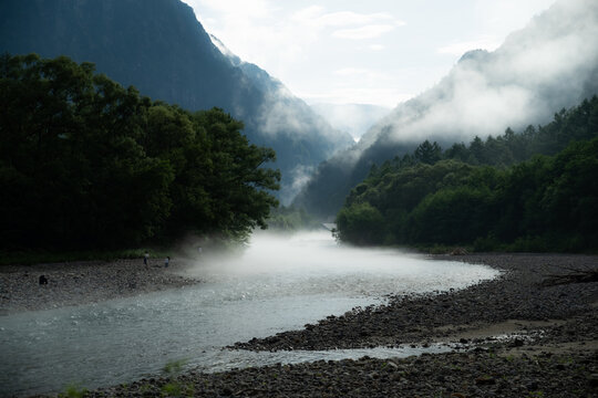 朝もやが出る梓川　上高地