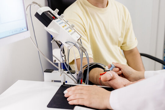  Electromyography for testing patient nerve activity. A modern medical test to detect nerve and muscle issues. Perfect for showcasing professional diagnostics.