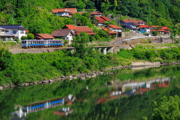 Fototapeta premium 江の川に沿って走る三江線