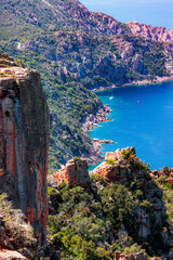 Vue plongeante sur les roches ocres des calanques de Piana et le golf de Porto, Corse, France