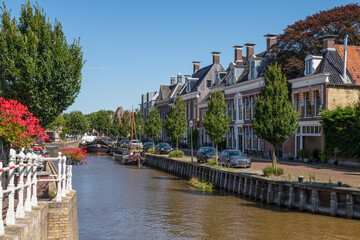 Obraz premium Historic canal houses in the center of Harlingen in Friesland.