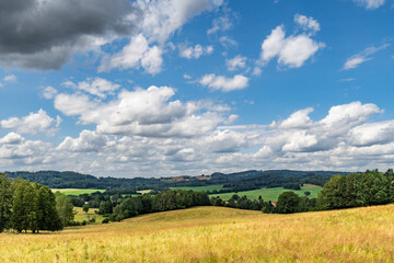 Landschaft im Schluckenauer Zipfel, im Tal die Gemeinde Lobendava