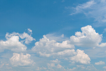夏の青空と白い雲