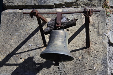 Fototapeta premium Alte Glocke am Friedhof in Carcassonne