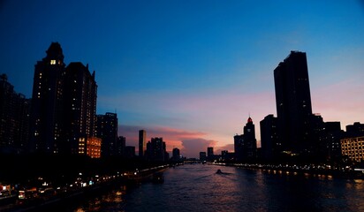 Fototapeta premium city skyline at sunset