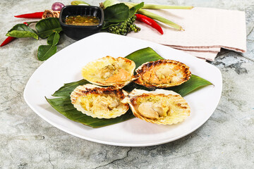 Griiled scallops in shell with cheese