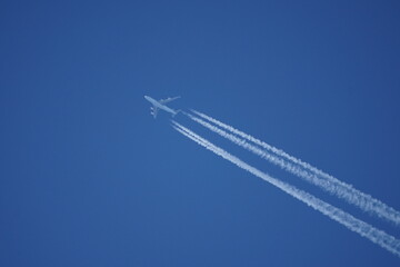Passagierflugzeug fliegt vor Blauen Himmel Kondensstreifen Chemtrail
