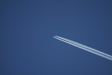 Passagierflugzeug fliegt vor Blauen Himmel Kondensstreifen Chemtrail