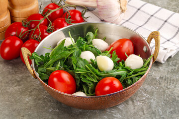 Salad with mozzarella and arugula