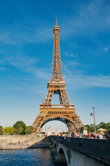 Torre Eiffel junto al rio Sena