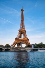 Torre Eiffel junto al rio Sena