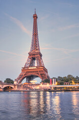 Torre Eiffel junto al rio Sena