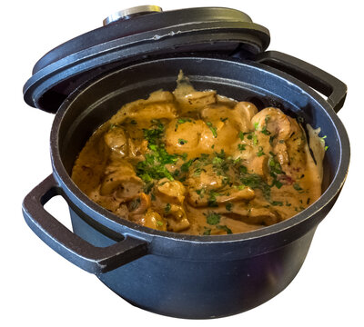 Rognons aux champignons dans un fait-tout, fond blanc 