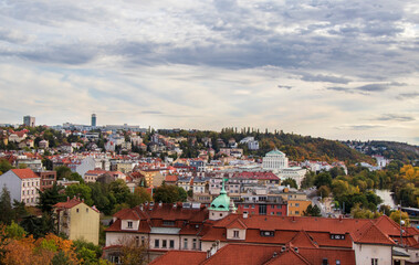 Fototapeta premium view of Prague in autumn: houses with red tiled roofs, old and new buildings