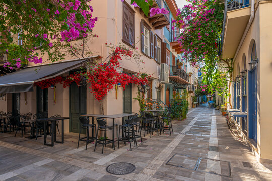 Fototapeta greece old capital nafplion streets shops churches castle and colorful houses quiet hours tourist destination