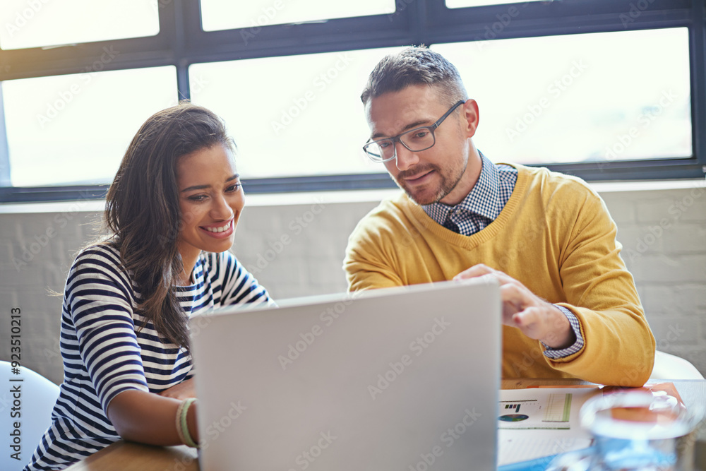 Aufkleber business people, discussion and meeting with laptop in office for it research, project or feedback. 