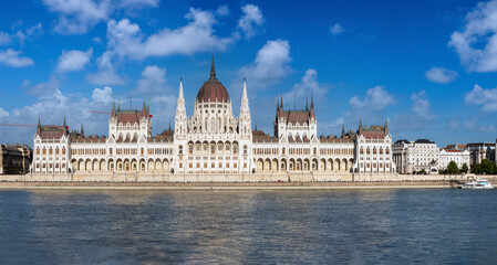 Fototapeta premium Parliament Building on the shores of the Danube river, Budapest, Hungary