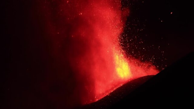 Etna Sicilia - eruzione con esplosioni di lava in dettaglio dal cratere superiore vista di sera
