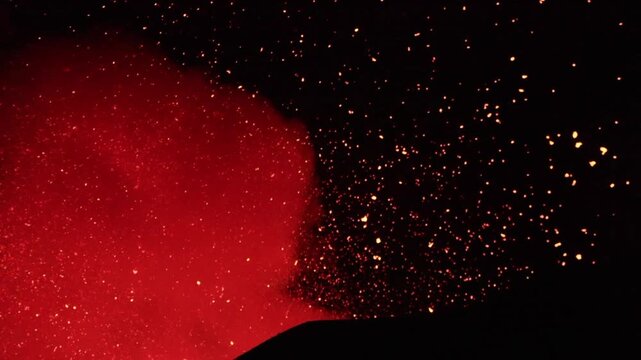 Etna Sicilia - eruzione con esplosioni di lava in dettaglio dal cratere superiore vista di sera