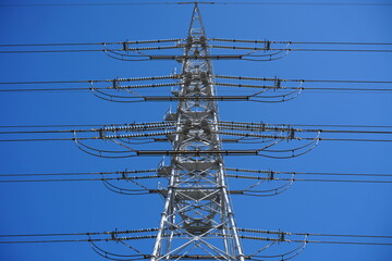 青空にそびえる鉄塔