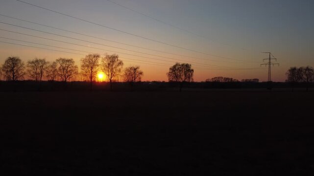 Sonnenuntergang Luftaufnahme Strommast Windkraftanlage