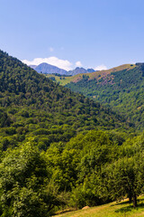 Fototapeta premium Panorama sur les montagnes des Pyrénées depuis le village de Saint-Aventin, à proximité de Bagnères-de-Luchon