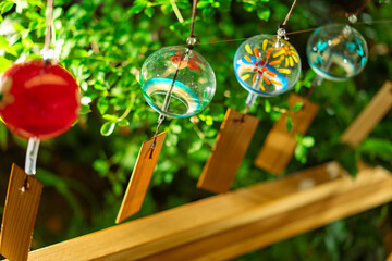 光り輝くカラフルな風鈴