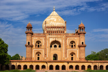 Obraz premium Safder jung (jang) Tomb in Delhi, India. The tomb is a sandstone and marble mausoleum and it was built in 1754 in the late Mughal Empire style for Nawab Safdarjung.