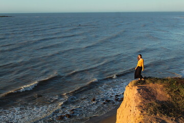 mulher nas fal&eacute;sias de marata&iacute;zes, esp&iacute;rito santo 