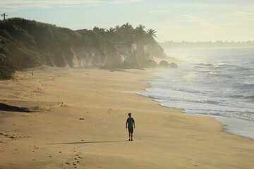homem nas fal&eacute;sias de M&atilde;e-B&aacute;, em Anchieta, Esp&iacute;rito Santo 