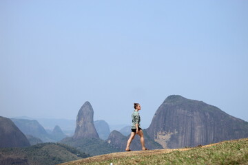 mulher em frente a montanhas em Pancas, Espírito Santo