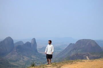 Naklejka premium homem em frente a montanhas em Pancas, Espírito Santo