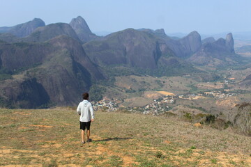 homem em frente a montanhas em Pancas, Esp&iacute;rito Santo