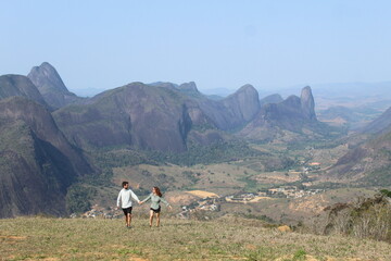 casal em frente a montanhas em Pancas, Esp&iacute;rito Santo