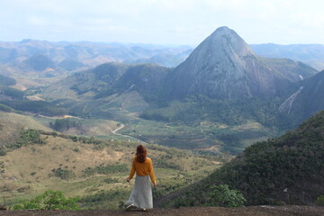 Fototapeta premium mulher em frente a montanhas em Pancas, Espírito Santo