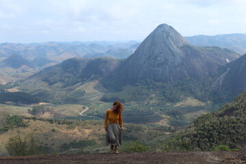 mulher em frente a montanhas em Pancas, Espírito Santo