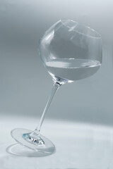 glass wine glass, the tilt of the glass, the liquid level in the glass, a beautiful picture of the dishes