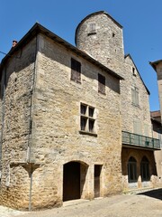 Maisons médiévales en pierre de la ville de Villeneuve d’Aveyron