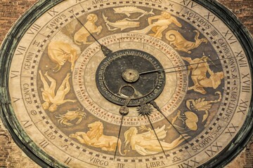 cremona, italien - sonnenuhr am torrazzo vom dom.