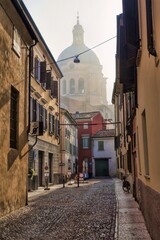 mantua, italien - eine gasse in der altstadt mit kuppel von der andreaskirche im morgenlicht