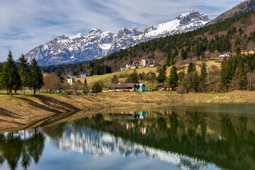 Dolomiti nel lago di Andalo