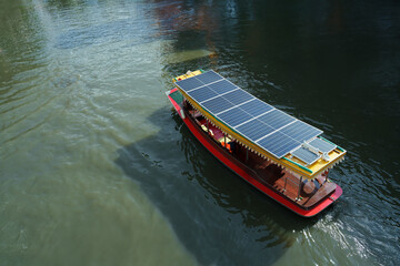 Solar panels on boats provide tourists with alternative electricity sources © eakarat