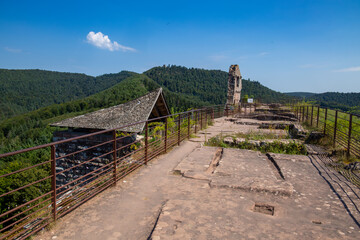 Obere Plattform der Burg Fleckenstein im Elsass (Frankreich) mit Blick auf die Vogesen und den...
