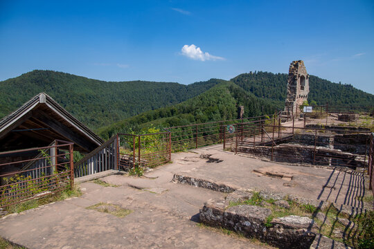 Obere Plattform der Burg Fleckenstein im Elsass (Frankreich) mit Blick auf die Vogesen und den Pf&auml;lzerwald